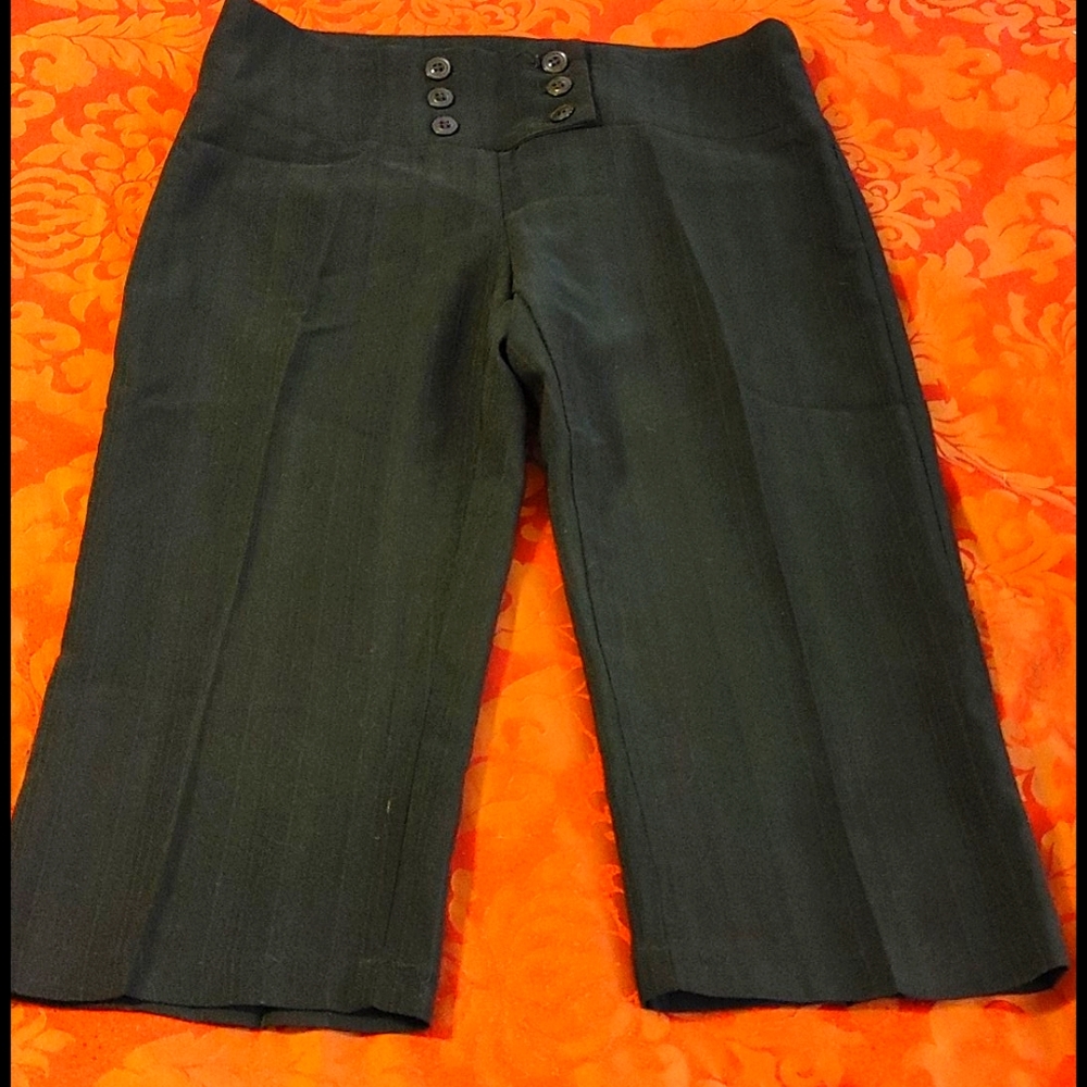 Valia Capri Black.